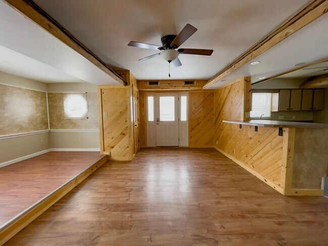 Building Photo - Large Deck