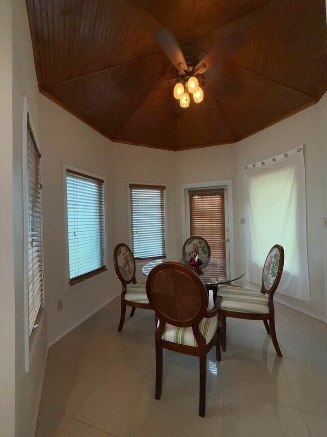 Building Photo - 3110 Jacaranda Dr