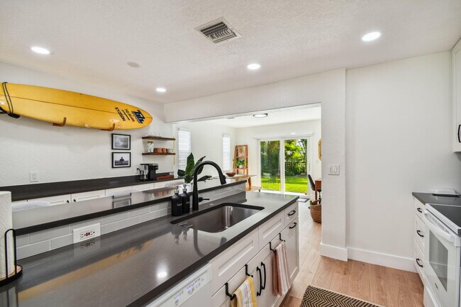 Building Photo - 702 NE 10th Ave