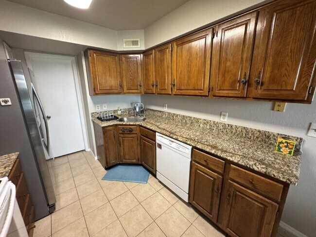 Building Photo - 3-bedroom Condo in Quail Springs area, fully furnished! You only pay Electric and Internet!