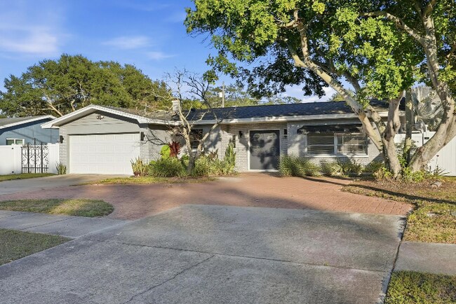 Building Photo - 725 Patricia Ave