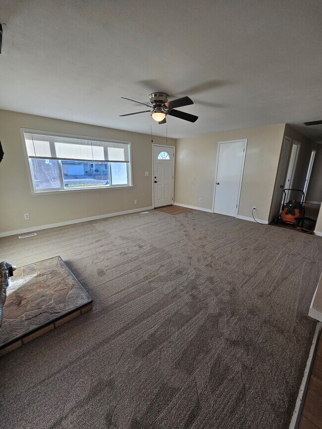 Building Photo - 180 NW Wilson Cir