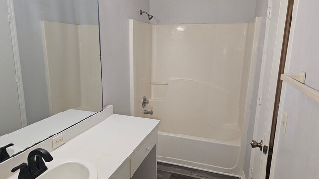 Building Photo - NICE! 3BED / 2 BATH / 1 CAR GARAGE (HALF DUPLEX)