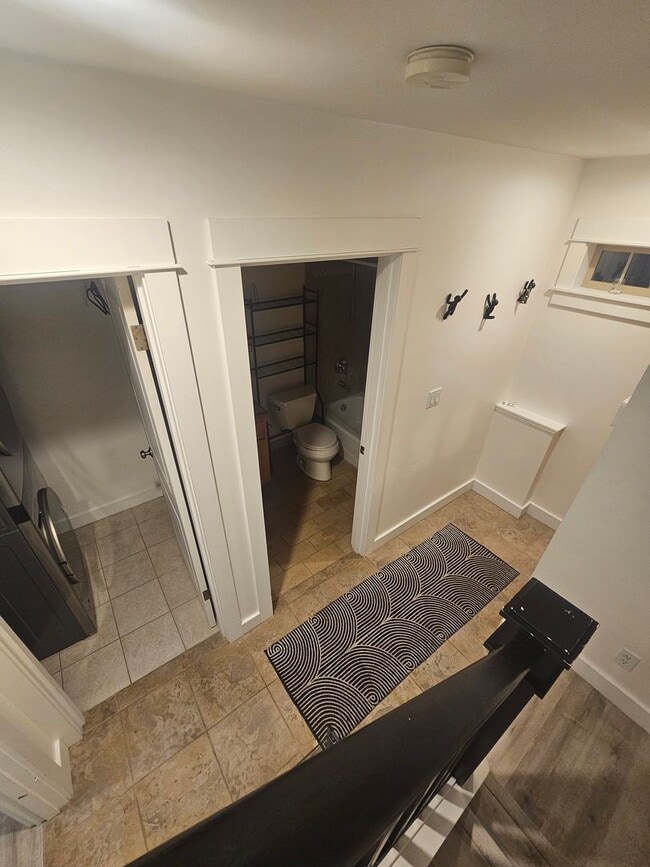 Building Photo - West Seattle! Move In Special 50% off 1st full Month*