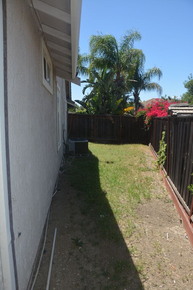 Building Photo - 5163 Tehachapi Way
