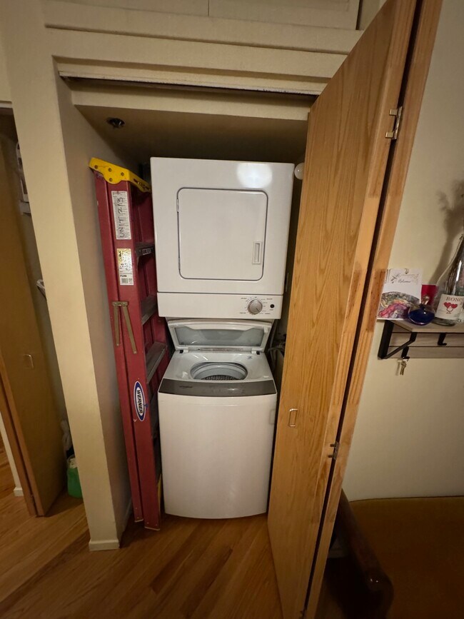 Stack laundry and linen closet - 2300 W Wabansia Ave