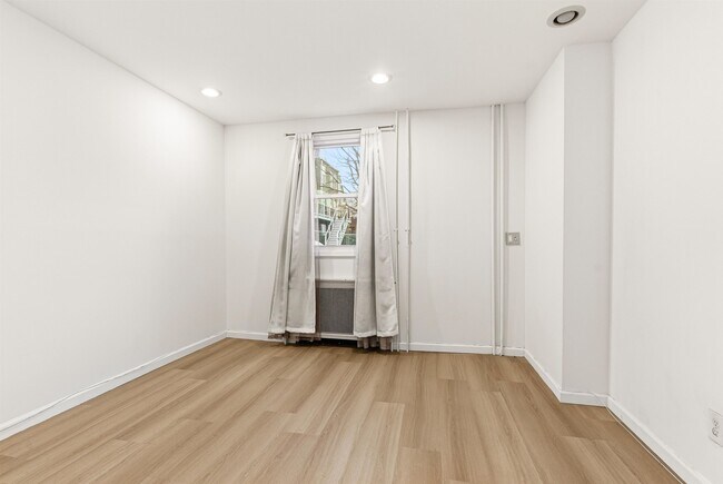 Building Photo - 320 Clarendon St