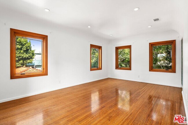 Building Photo - 11159 La Maida St