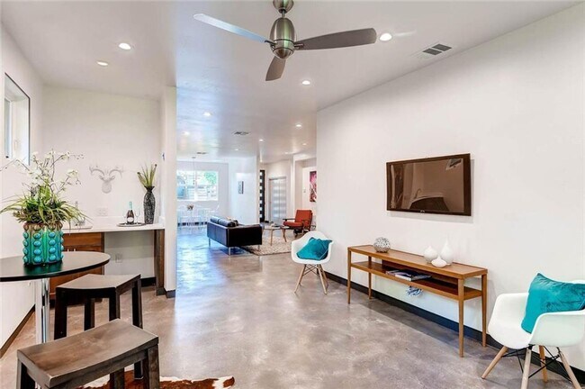 Building Photo - Luxurious 4-bedroom Townhome