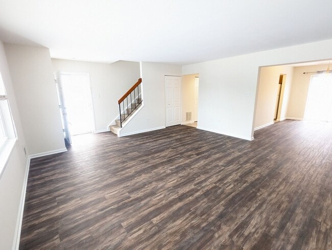 Building Photo - *END UNIT* town home in established Crestwood Neighborhood ready for you mid March!