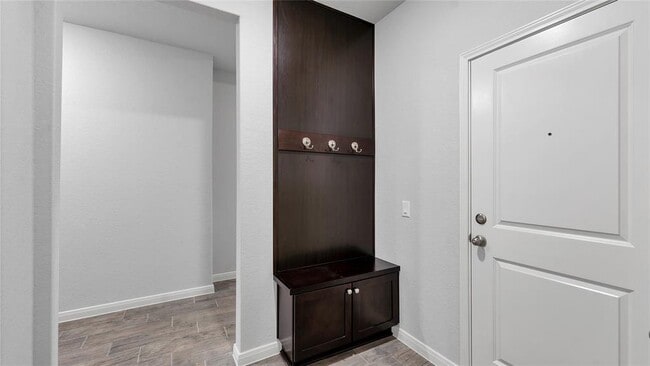 Building Photo - 1941 Colonial Ave