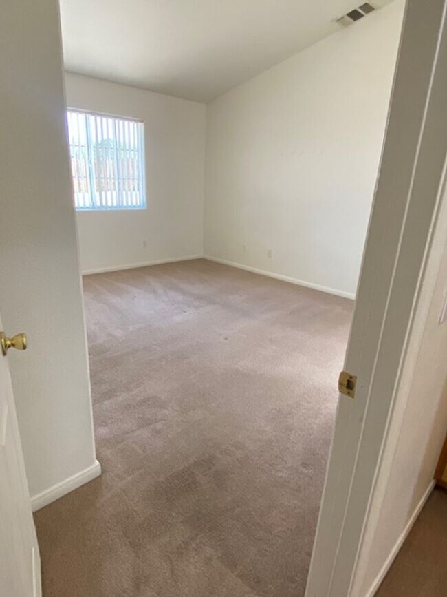 Building Photo - AVAILABLE NOW $200 off First Month Rent