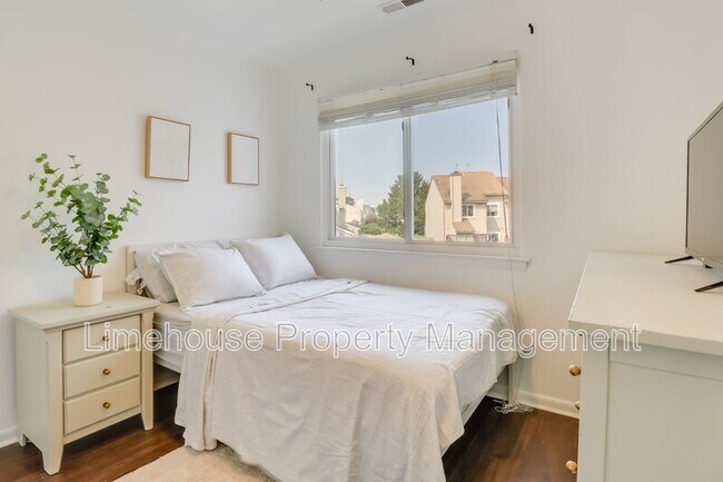 Building Photo - 749 Quesnel Dr