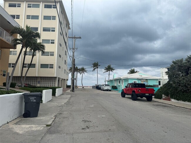 Building Photo - 323 Monroe St