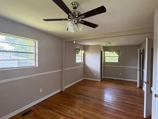 Building Photo - Rainbow City Rental