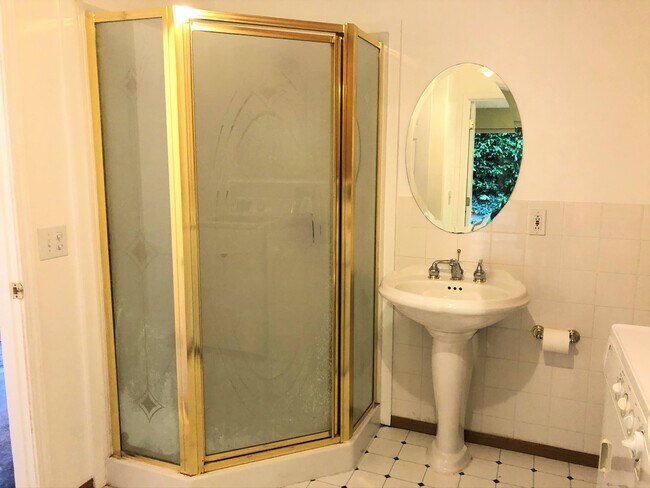 lower floor 3/4 bath - 917 146th Ave SE