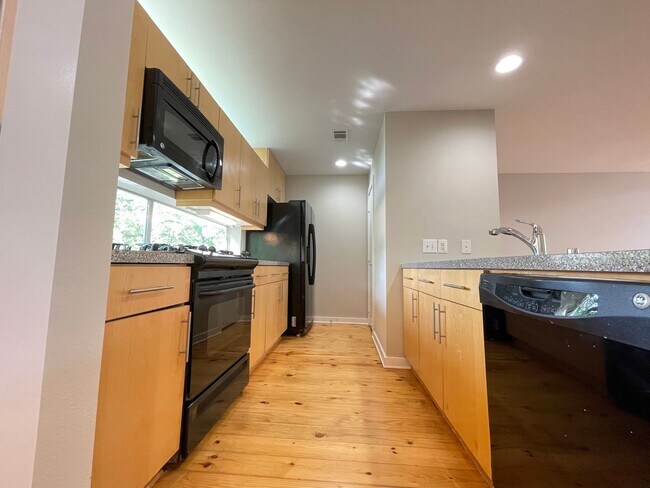 Building Photo - Dallas 3 story Loft