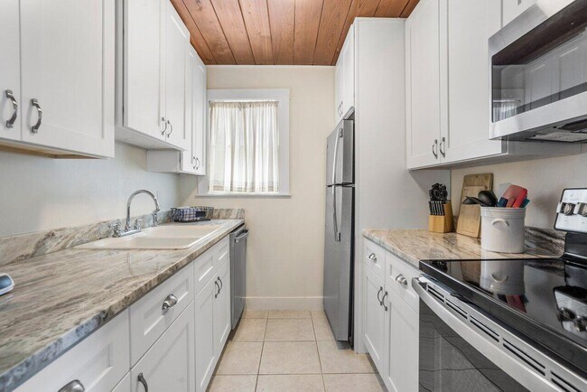 Building Photo - 102 SE 7th Ave