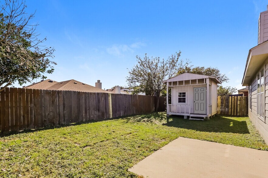 Building Photo - 3020 Meadowbrook Dr