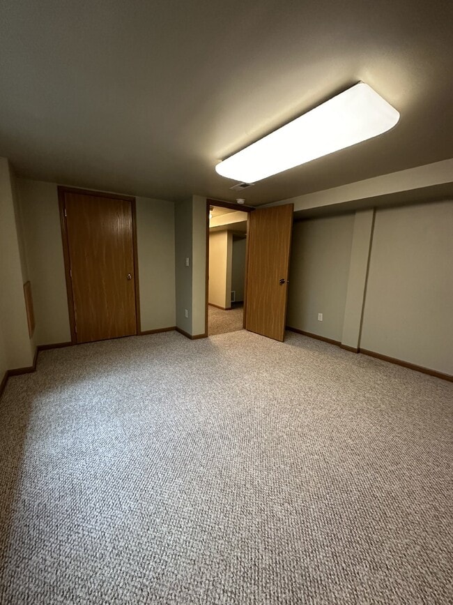 Building Photo - 4 Bed 2 Bath with AC close to UWEC!