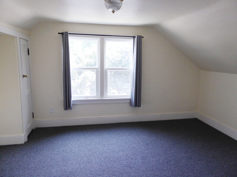 Building Photo - 327 S Sherwood St