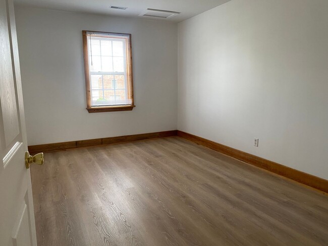 Building Photo - Apartment - 2 bedrooms 1 bath