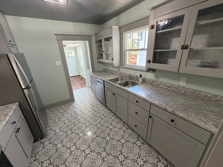 Building Photo - 2222 Duncan St