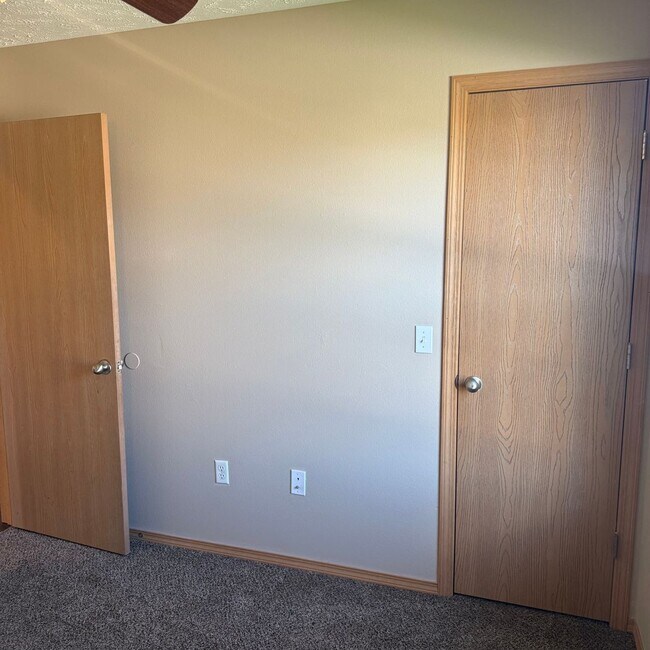 Building Photo - 3 Bedroom 2 bath remodeled Home