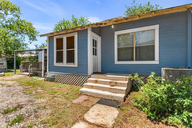 Building Photo - 2213 N Flores St