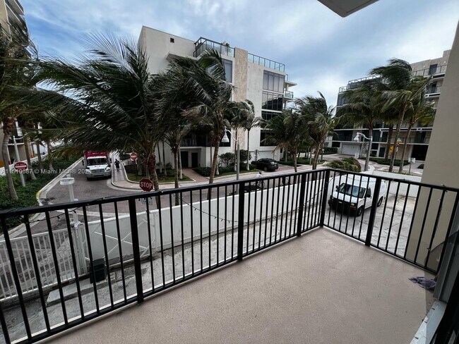 Building Photo - 2201 S Ocean Dr