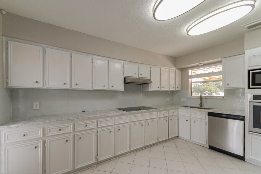 Building Photo - 701 Tanglewood Dr