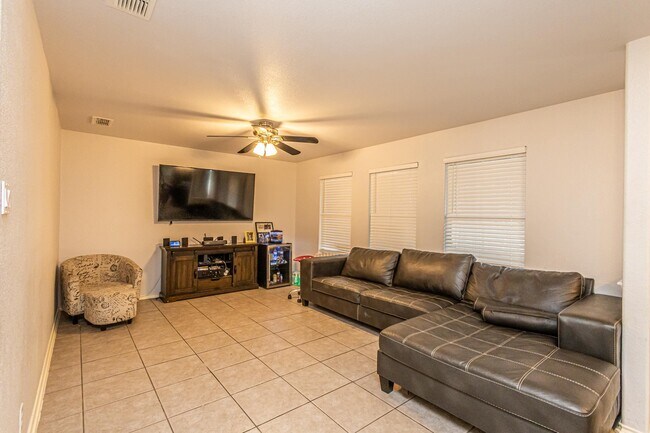 Building Photo - 5220 Feria Dr