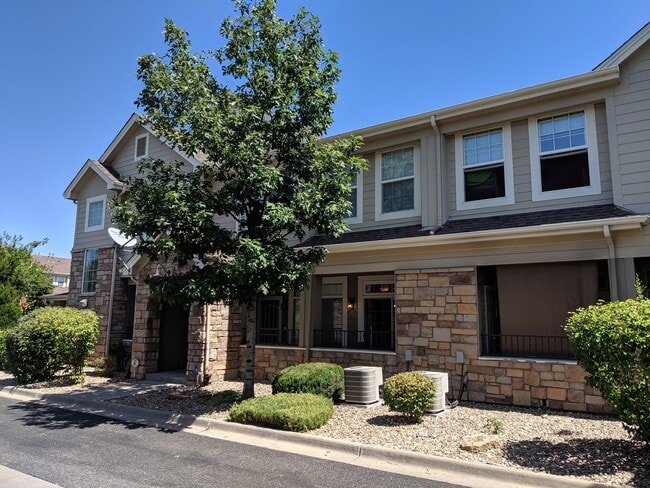 Building Photo - Beautiful Townhome - Great Location - Gara...