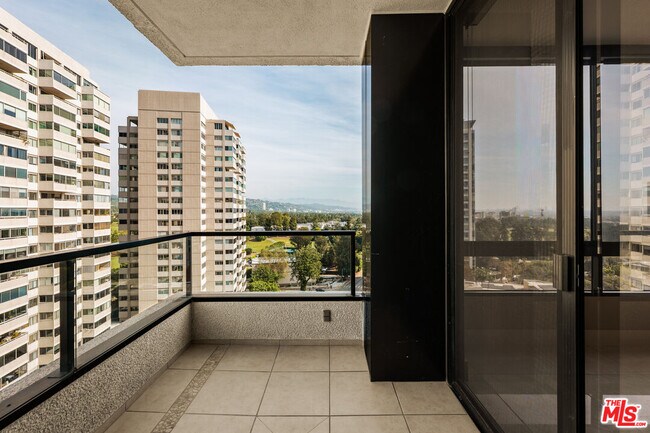 Building Photo - 10350 Wilshire Blvd