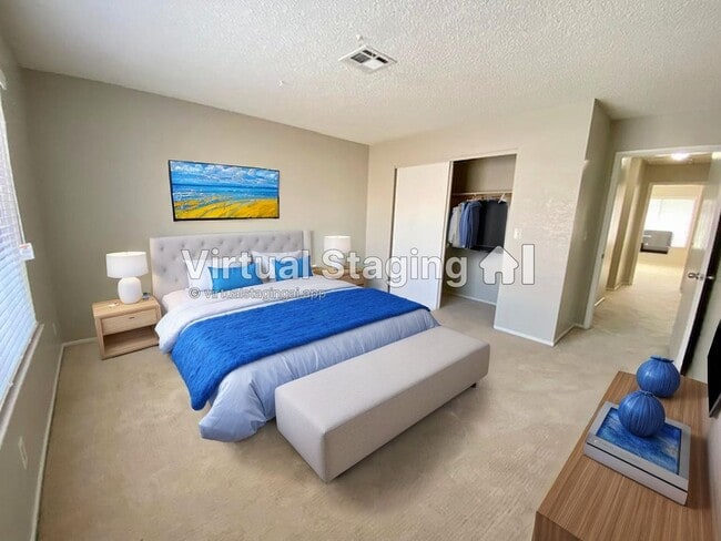 Building Photo - Renovated townhome features 2 Beds and 1.5...
