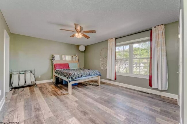Building Photo - 1008 W Canyon Dr