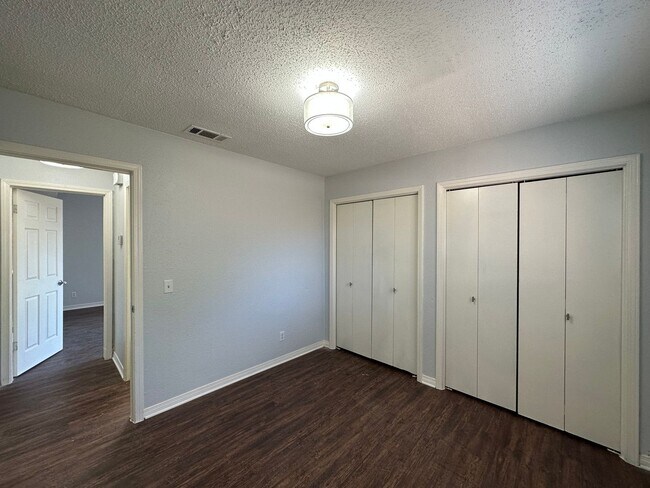 Building Photo - 2/2 Duplex near LBJ High