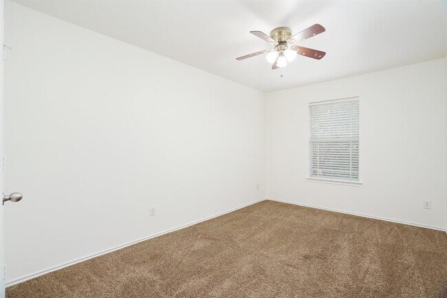 Building Photo - 140 Opal Lake Dr