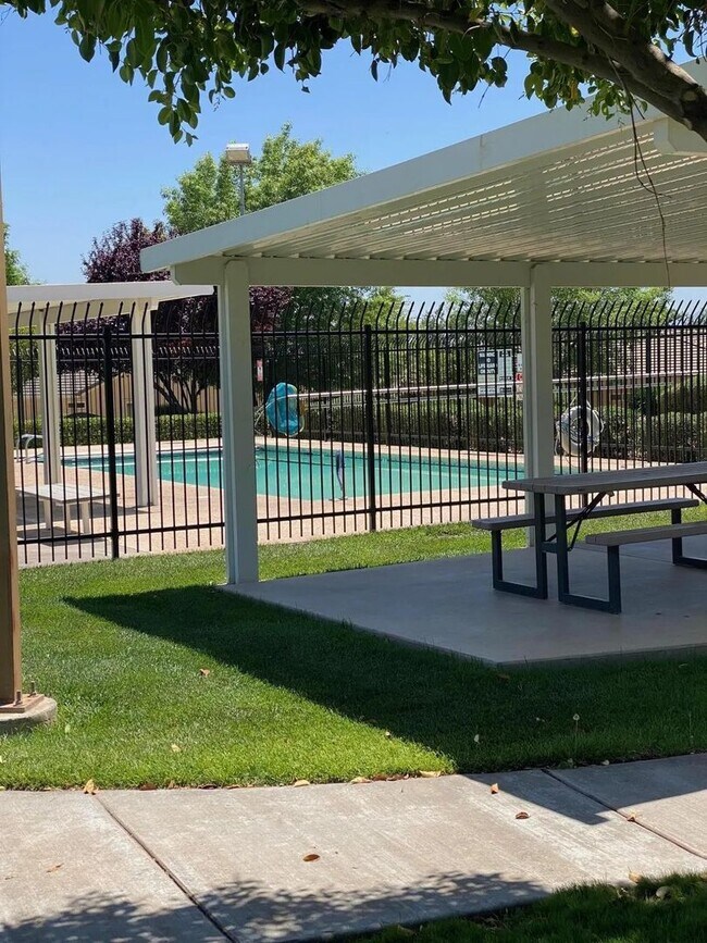 Building Photo - Charming 2 Bedroom Condo with Great Amenit...