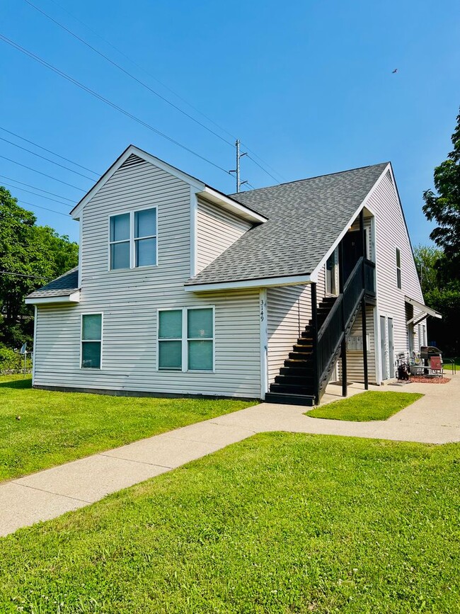 Building Photo - Second floor 1 bedroom apartment- Section ...