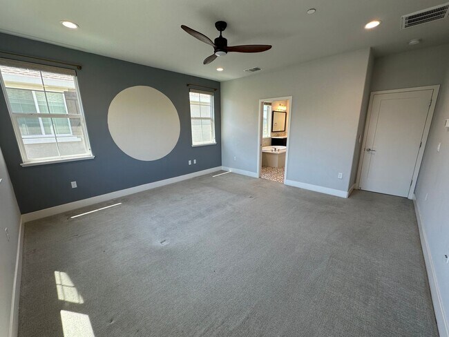Building Photo - Stunning 4 Bedroom, 3 Bath Mountain House Home