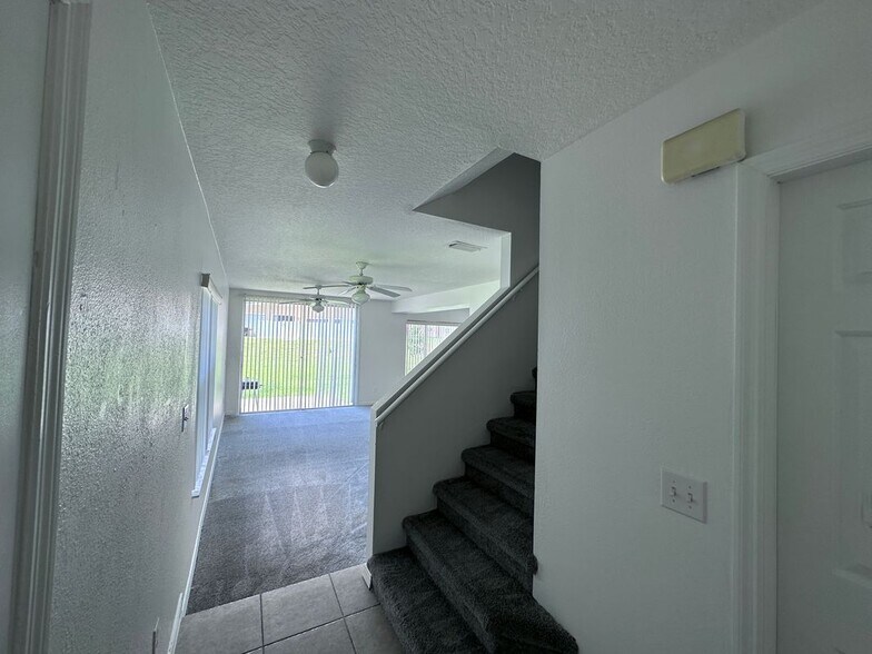 Building Photo - 307 Coconut Palm Way