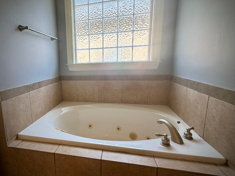 Building Photo - 5812 Lotus Cir