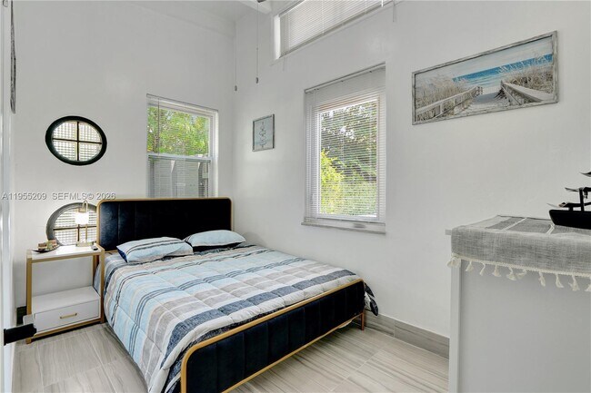 Building Photo - 1205 NW 3rd Ave