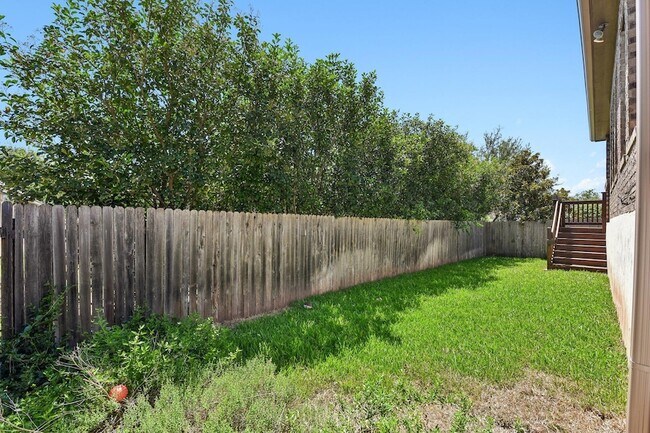 Building Photo - 640 Loma Cedro Bend