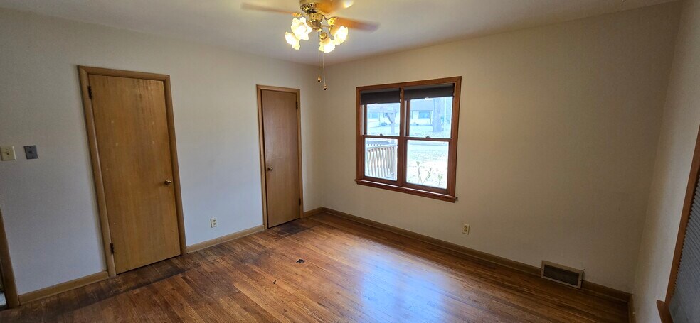 Building Photo - 2027 Glenbrook Dr