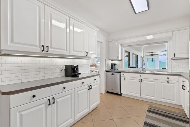 Building Photo - 3080 NE 43rd St