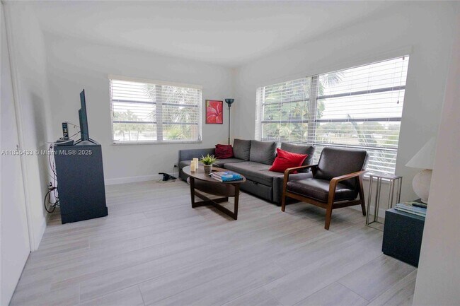 Building Photo - 2751 N Palm Aire Dr