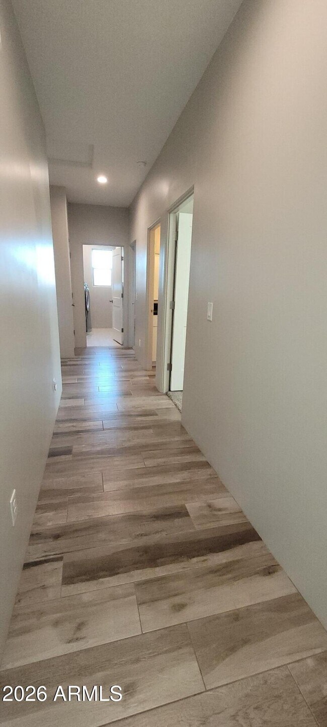 Building Photo - 900 W Hermosa Dr