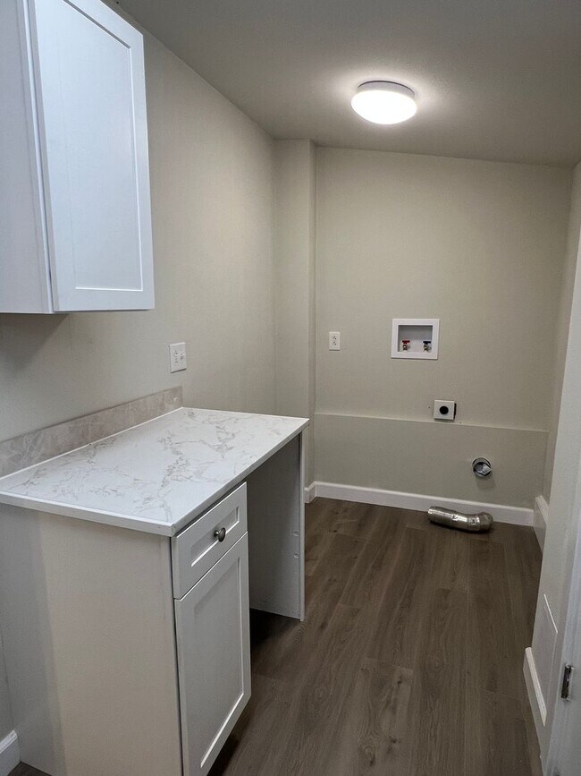 Building Photo - NEWLY REMODELED! 3+ bed, 1.5 bath, a/c, d/...